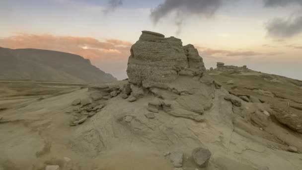 De Sfinx van Bucegi, bij zonsondergang — Stockvideo