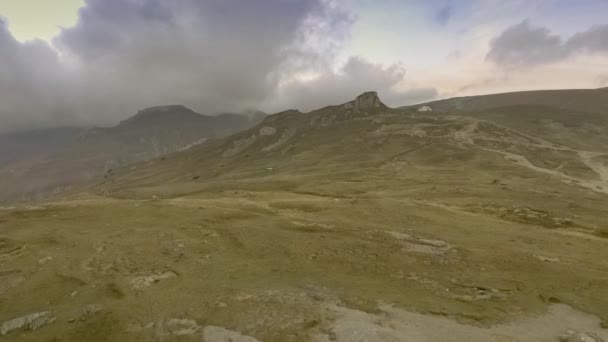 Paisaje de valle entre montañas — Vídeo de stock