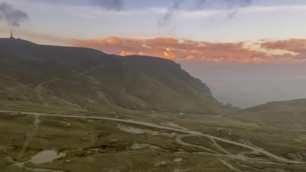 Ландшафт долины между горами — стоковое видео