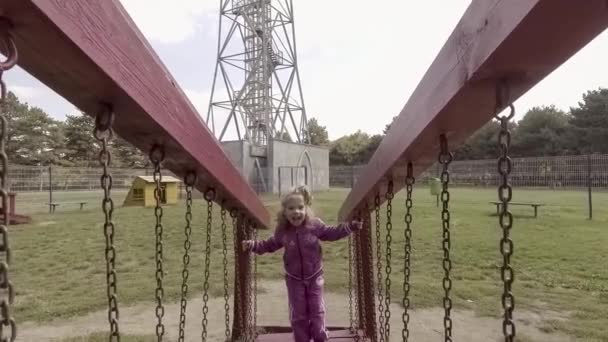 Gelukkig meisje op speelplaats — Stockvideo