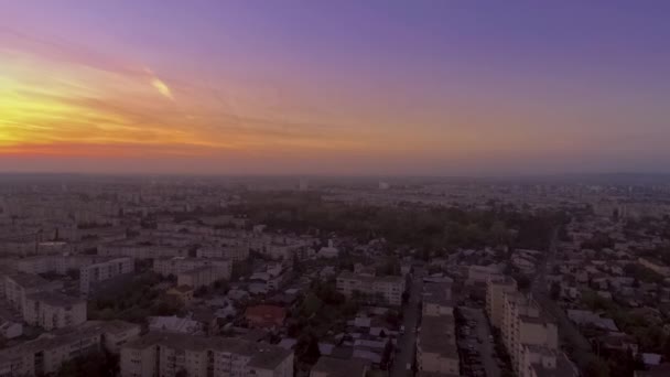 Landschap zonsondergang over de stad — Stockvideo