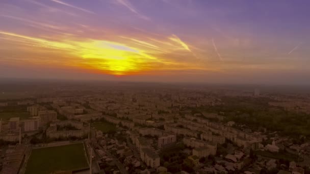 Пейзаж захід сонця над містом — стокове відео