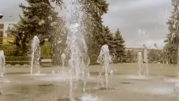Splashing fountain in the city — стоковое видео