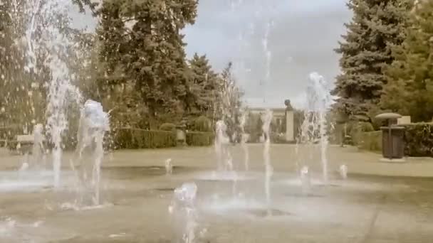 Fontana spruzzando in città — Video Stock