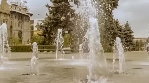 Splashing fountain in the city — Stock Video