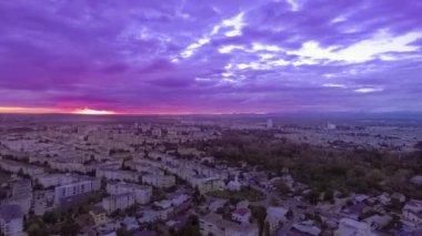 şehrin üzerinde sahne günbatımı