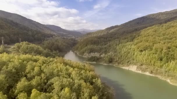 Volar sobre el lago de montaña al amanecer — Vídeos de Stock