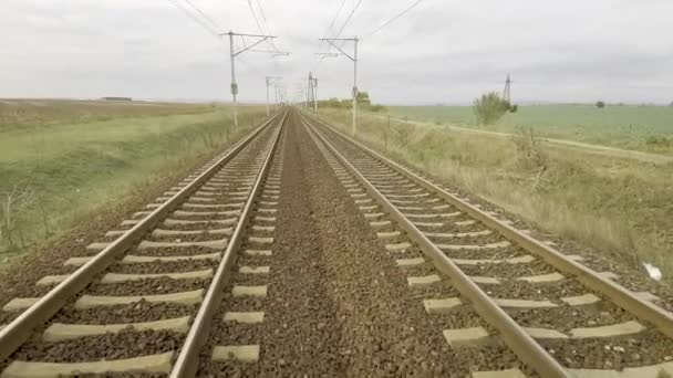 Trilhos ferroviários através do campo — Vídeo de Stock