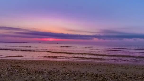 Mar radiante playa amanecer — Vídeos de Stock