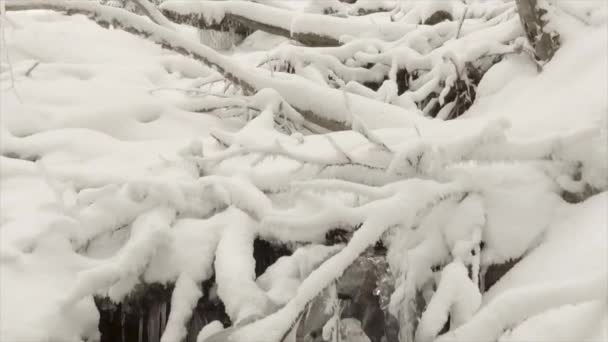 Strom durch Schnee — Stockvideo