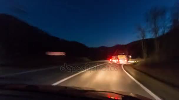 Водіння по дорозі вночі — стокове відео