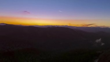 sonbahar orman üzerinden günbatımı