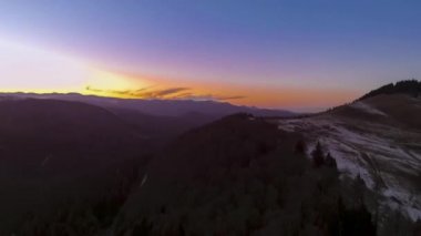 günbatımı üzerinde yol sonbahar ormanı