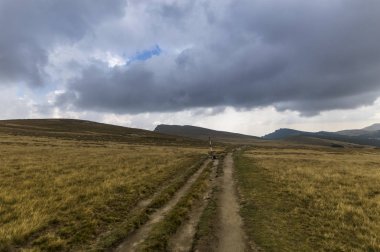 Dramatik bulutlar üzerinde Bucegi Dağları