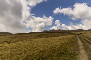 Dramatik bulutlar üzerinde Bucegi Dağları