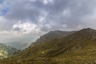 Dramatik bulutlar üzerinde Bucegi Dağları