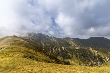 Dramatik bulutlar üzerinde Bucegi Dağları