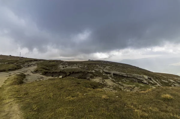 Nuvens dramáticas sobre as montanhas Bucegi — Fotografia de Stock