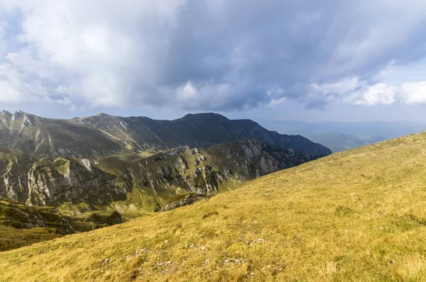 Dramatik bulutlar üzerinde Bucegi Dağları — Stok fotoğraf