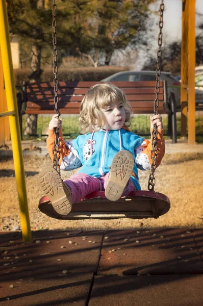 Маленька дівчинка грає на ігровому майданчику — стокове фото