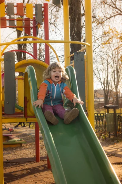 Menina brincando no playground Imagem De Stock