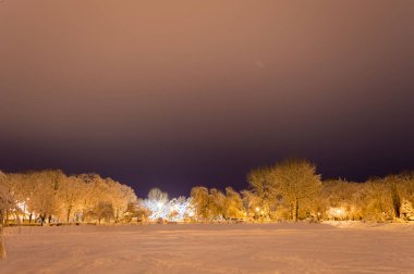 Akşamları karla kaplı kış parkı