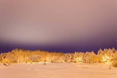 Akşamları karla kaplı kış parkı