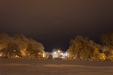 Akşamları karla kaplı kış parkı