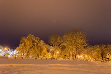 Akşamları karla kaplı kış parkı