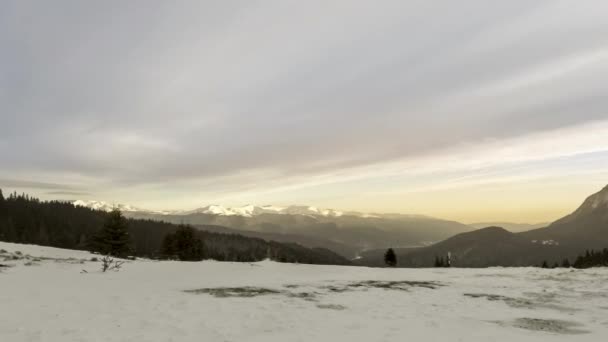 Pôr do sol sobre a paisagem das montanhas — Vídeo de Stock