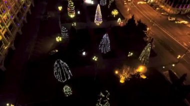 Şehrin süslü ve ışıklı Noel ağaçları