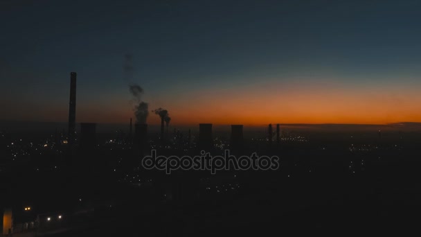 Luchtfoto olieraffinaderij bij zonsondergang — Stockvideo