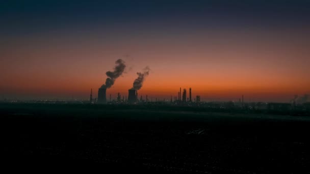 Flygfoto oljeraffinaderi i solnedgången — Stockvideo