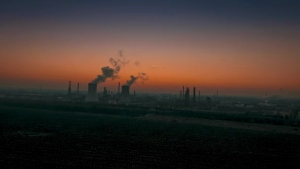 Vista aérea de la refinería de petróleo al atardecer — Vídeos de Stock