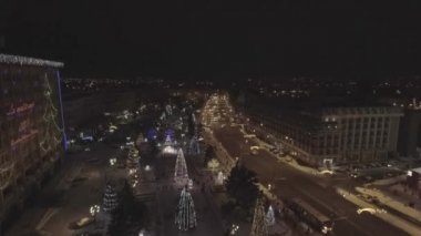 Şehrin süslü ve ışıklı Noel ağaçları