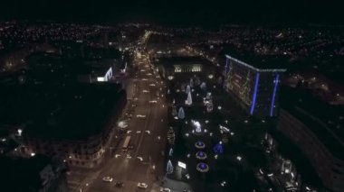 Şehrin süslü ve ışıklı Noel ağaçları