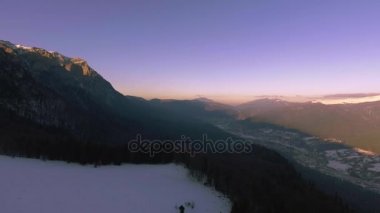 Kış günbatımı üzerinde dağ şehir