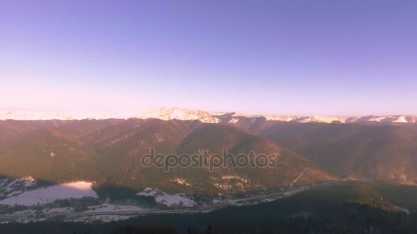 Puesta de sol de invierno sobre Mountain City — Vídeos de Stock