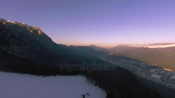 Vinterstaden Sunset Over Mountain — Stockvideo