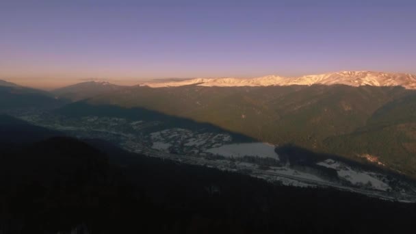 Vinterstaden Sunset Over Mountain — Stockvideo