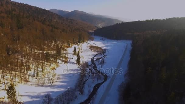 Vista aerea della strada attraverso la neve — Video Stock