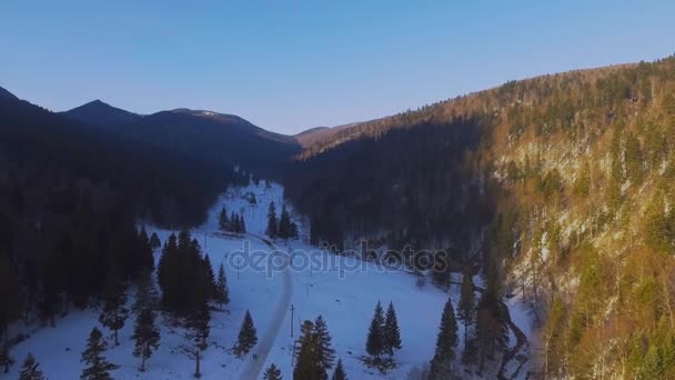 Vista aérea del camino a través de la nieve — Vídeo de stock