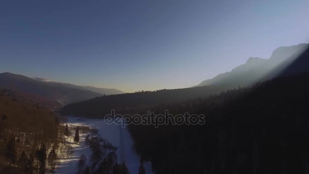 Τοπίου ηλιοβασίλεμα εναέρια χειμερινό βουνό — Αρχείο Βίντεο