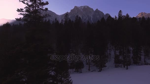 Aerial zima góry zachód słońca krajobraz — Wideo stockowe