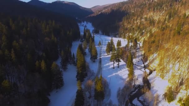 Flygfoto över vägen genom snön — Stockvideo