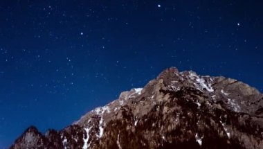 gece gökyüzünde dağ sırtı üzerinde hareketli yıldız