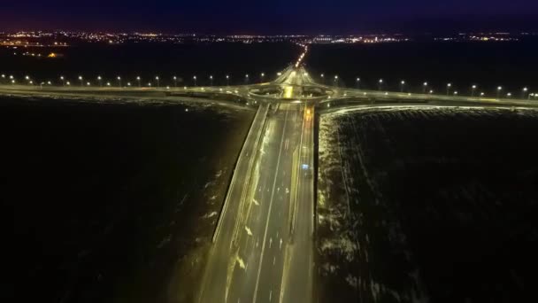 Tráfico nocturno en el cruce de carreteras — Vídeo de stock