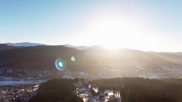 Kış gündoğumu bitti dağ şehir — Stok video