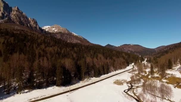 Bergen in het voorjaar van — Stockvideo