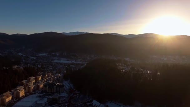 Zimní Sunrise Over Mountain City — Stock video